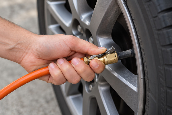 Cómo inflar una llanta de auto sin medidor en una emergencia