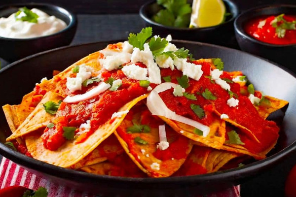 Cómo hacer chilaquiles rojos crujientes
